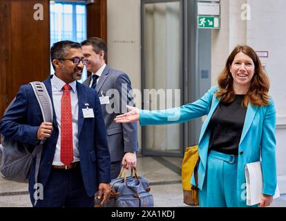 Christmann Parikh - dialogo spaziale USA-Germania im BMWK EUR, Deutschland, Berlino, 03.06.2024: Anna Christmann re - Koordinatorin der Bundesregierung, Geschäftsführender Sekretär des Nationalen Weltraumrates der USA Chirag Parikh li. Die deutsche und die amerikanische Raumfahrtagentur messen mit Gravity Recovery and Climate Experiment - Continuity kurz GRACE-C das Schwerefeld aus dem All. In den letzten 20 Jahren Hat Deutschland mehr als 15 Milliarden Tonnen Wasser verloren. Seit über 20 Jahren helfen Messungen von satelliten, den Wasserhaushalt der Erde zu verstehen. AM 17. März 2002 starteten d Foto Stock