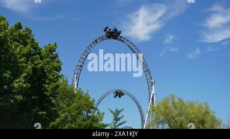 Le persone si divertono sulle montagne russe Karacho nel parco a tema Tripsdrill. Due coaster, in loop e sul Top-Hat, nella stessa immagine Foto Stock