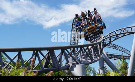 I giovani si divertono sulle montagne russe estreme Karacho nel parco a tema Tripsdrill Foto Stock