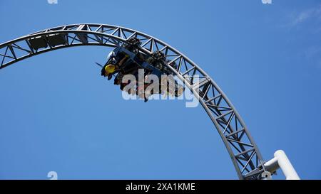 I giovani si divertono sulle montagne russe Karacho nel parco a tema Tripsdrill durante un elemento sospeso Foto Stock