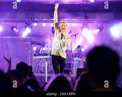 Yokosuka, Giappone. 25 maggio 2024. Il cantante dei Walk the Moon Kevin Ray si esibisce per i membri dei servizi sul palco di Berkey Field, Fleet Activities Yokosuka, 25 maggio 2024, a Yokosuka, Giappone. Crediti: James Kimber/US Navy/Alamy Live News Foto Stock