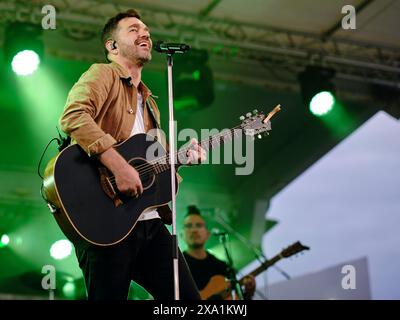 Yokosuka, Giappone. 25 maggio 2024. Il cantante e compositore Andy Grammer si esibisce per i membri di servizio sul palco di Berkey Field, Fleet Activities Yokosuka, 25 maggio 2024, a Yokosuka, Giappone. Crediti: James Kimber/US Navy/Alamy Live News Foto Stock