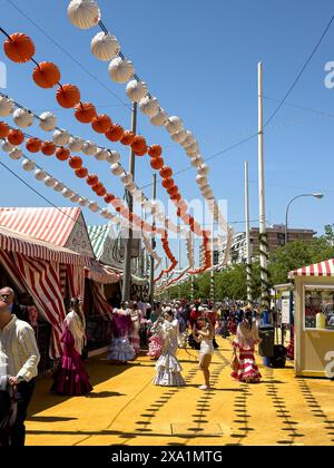La Fiera di Siviglia nota come Fiera de Abril si tiene a Siviglia, Andalusia per una settimana. Le donne vestono con abiti flamenco e gli uomini con abiti eleganti Foto Stock