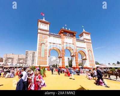 La Fiera di Siviglia nota come Fiera de Abril si tiene a Siviglia, Andalusia per una settimana. Le donne vestono con abiti flamenco e gli uomini con abiti eleganti Foto Stock