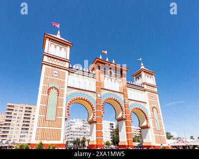 La Fiera di Siviglia nota come Fiera de Abril si tiene a Siviglia, Andalusia per una settimana. Le donne vestono con abiti flamenco e gli uomini con abiti eleganti Foto Stock