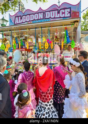 La Fiera di Siviglia nota come Fiera de Abril si tiene a Siviglia, Andalusia per una settimana. Le donne vestono con abiti flamenco e gli uomini con abiti eleganti Foto Stock