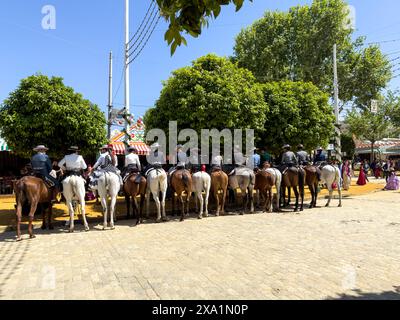 La Fiera di Siviglia nota come Fiera de Abril si tiene a Siviglia, Andalusia per una settimana. Le donne vestono con abiti flamenco e gli uomini con abiti eleganti Foto Stock