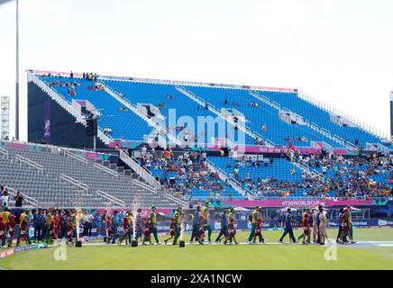 Eisenhower Park, Stati Uniti. 3 giugno 2024. I giocatori dello Sri Lanka e del Sudafrica entrano in campo per una partita nella fase a gironi della Coppa del mondo T20 maschile ICC 2024 allo stadio internazionale di cricket Nassau County presso l'Eisenhower Park lunedì 3 giugno 2024 a New York. I vincitori della Coppa del mondo T20 2024 dell'ICC maschile riceveranno il più alto importo nella storia del torneo. Foto di John Angelillo/UPI credito: UPI/Alamy Live News Foto Stock