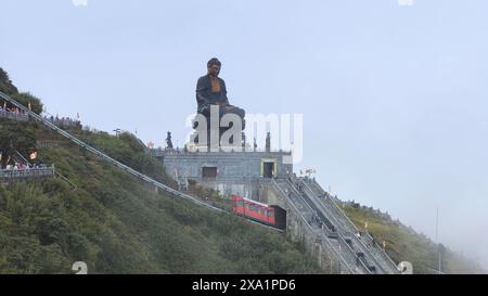 La vista della statua di Buddha in bronzo in cima al Monte Fansipan. Vietnam Foto Stock