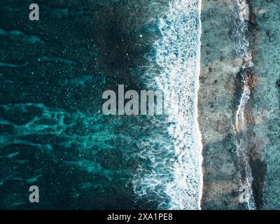 Una vista aerea delle onde dell'oceano che si infrangono sulla riva. Foto Stock