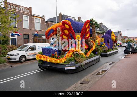 Un veicolo decorato con fiori per il Bloemencorso Bollenstreek nei Paesi Bassi. Foto Stock