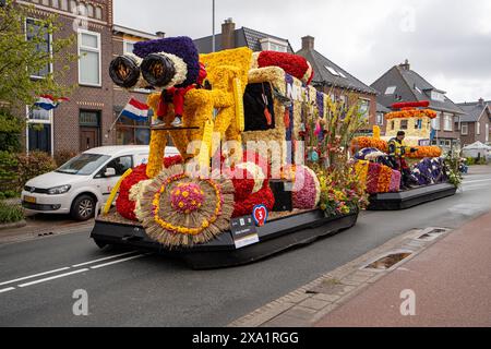 Un veicolo decorato con fiori per il Bloemencorso Bollenstreek nei Paesi Bassi. Foto Stock