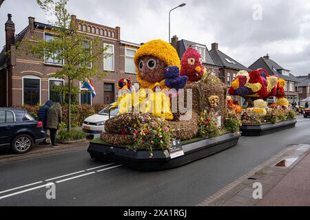 Un veicolo decorato con fiori per il Bloemencorso Bollenstreek nei Paesi Bassi. Foto Stock