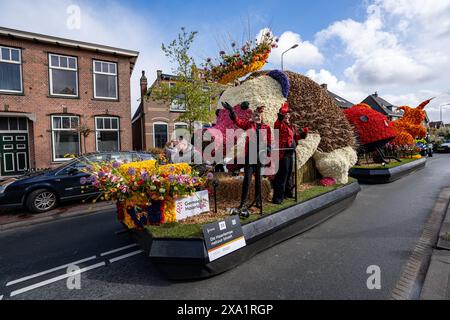 Un veicolo decorato con fiori per il Bloemencorso Bollenstreek nei Paesi Bassi. Foto Stock