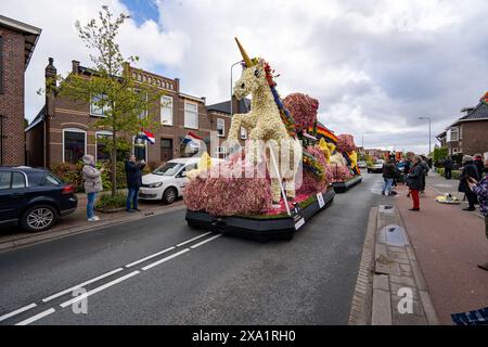 Un veicolo decorato con fiori per il Bloemencorso Bollenstreek nei Paesi Bassi. Foto Stock