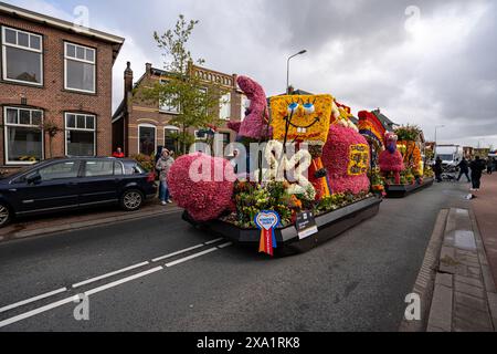 Un veicolo decorato con fiori per il Bloemencorso Bollenstreek nei Paesi Bassi. Foto Stock