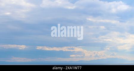 Un bel cielo blu con nuvole soffici Foto Stock