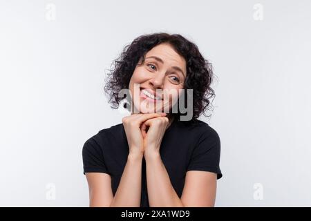 Ritratto di una bella donna con un perm che indossa una t-shirt di base Foto Stock