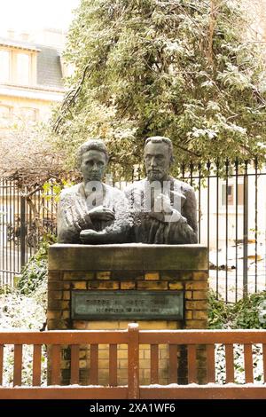 Due statue di bronzo di un uomo e di una donna nel background Foto Stock