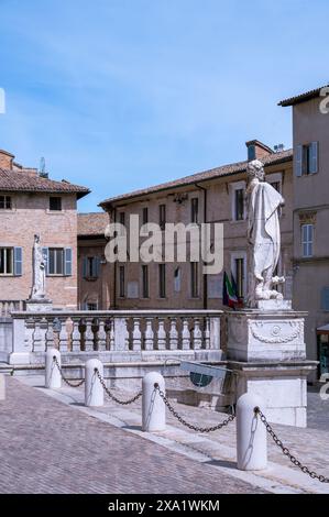 Una statua sul lato di un sentiero in mattoni in provincia di Pesaro e Urbino Foto Stock