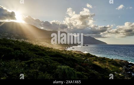 La luce del sole attraversa le dense nuvole del cielo Foto Stock