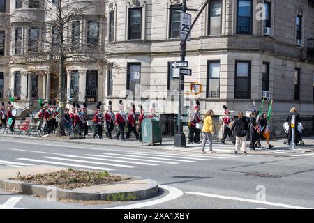 I musicisti in uniforme il giorno di San Patrizio a New York Foto Stock