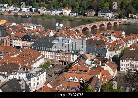 Una vista aerea della storica città vecchia di Heidelberg, con un ponte, un fiume e case tradizionali Foto Stock