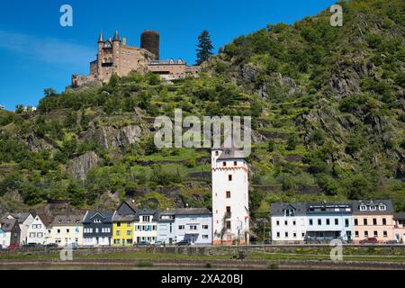 Un villaggio con alberi che crescono su una collina che domina numerosi edifici, Katz, Germania Foto Stock