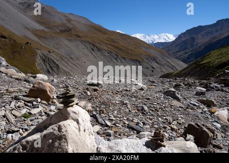 Rocce del deserto piene di montagne innevate Foto Stock