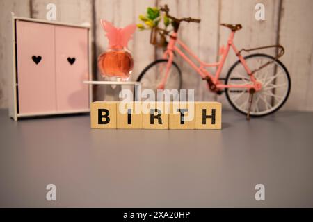 Simbolo del ciclo di vita. La mano gira i dadi e cambia la parola nascita in morte. Foto Stock