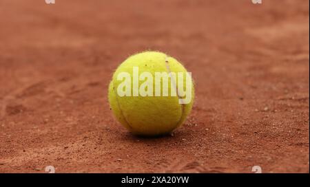 Una palla da tennis pronta per essere servita su un campo da tennis Foto Stock