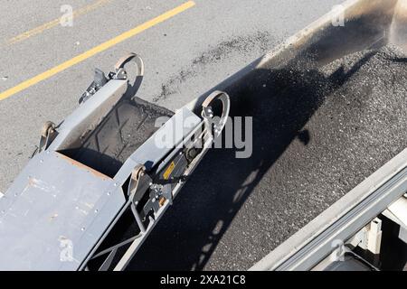 Vista aerea della manutenzione stradale con una fresatrice che lavora e rimuove l'asfalto dalla strada cittadina Foto Stock