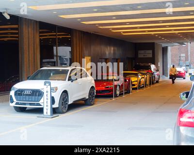 Montreal, Canada, 3 giugno 2024. Fila di auto di lusso parcheggiate presso l'hotel Omni nel centro di Montreal, riservata agli ospiti che partecipano al Gran Premio del Canada Credit: Richard Prudhomme/alamy live news Foto Stock