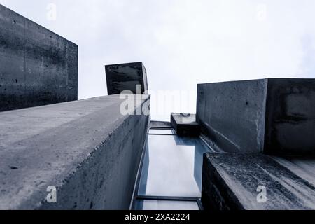 Blocchi di cemento su entrambi i lati contro il sottosuolo del cielo Foto Stock