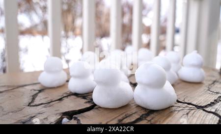 Decorazioni in legno dei pupazzi di neve sul tavolo Foto Stock