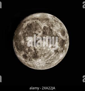 Una luna luminosa illumina il cielo notturno Foto Stock