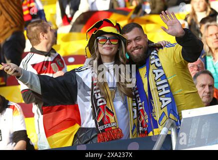 Norimberga, Germania. 3 giugno 2024. I tifosi tedeschi e ucraini sorridono e posano per una foto durante l'amichevole Germania contro Ucraina al Max-Morlock-Stadion di Norimberga, Germania. Crediti: Oleksandr Prykhodko/Alamy Live News Foto Stock