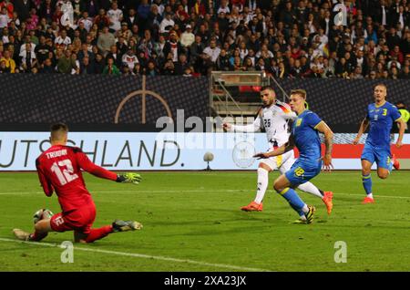 Norimberga, Germania. 3 giugno 2024. Il portiere ucraino Anatoliy Trubin colpisce il pallone dopo il calcio di Deniz Undav (#26) durante l'amichevole Germania contro Ucraina al Max-Morlock-Stadion di Norimberga, Germania. Crediti: Oleksandr Prykhodko/Alamy Live News Foto Stock