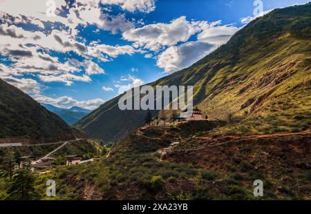 Villaggio incastonato tra ripide e basse colline di Paro Foto Stock
