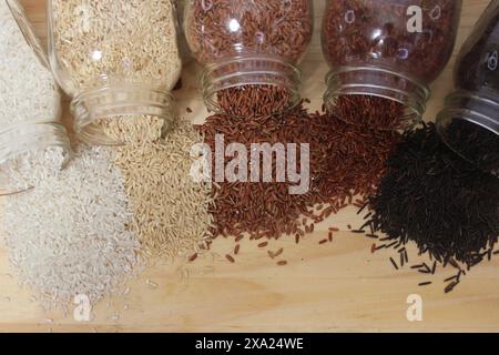 Una vista dall'alto di varietà assortite di riso in vasetti di vetro Foto Stock