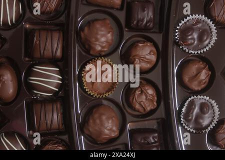 Un primo piano di cioccolatini in una varietà di gusti Foto Stock