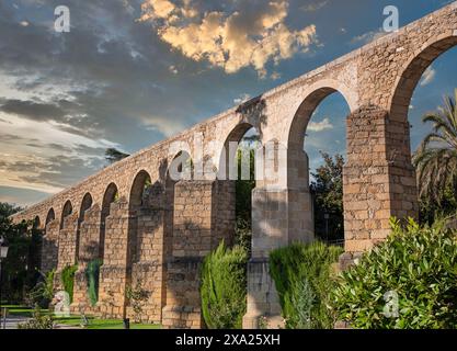 La vista dei pilastri e degli archi dello storico acquedotto romano nella villa di Plasencia, Spagna Foto Stock