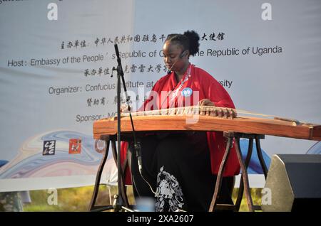 (240604) -- KAMPALA, 4 giugno 2024 (Xinhua) -- Uno studente suona il guzheng, uno strumento musicale tradizionale cinese, durante il concorso di competenza linguistica "Ponte cinese" a Kampala, Uganda, 2 giugno 2024. La finale ugandese del concorso di lingua 'Chinese Bridge' si è conclusa domenica presso la Kyambogo College School di Kampala. Durante il round finale, 12 studenti hanno gareggiato nelle categorie del college e delle scuole secondarie, dimostrando le loro abilità linguistiche cinesi e la comprensione della cultura cinese attraverso discorsi, quiz e spettacoli culturali. ANDARE CON gli studenti ugandesi Foto Stock