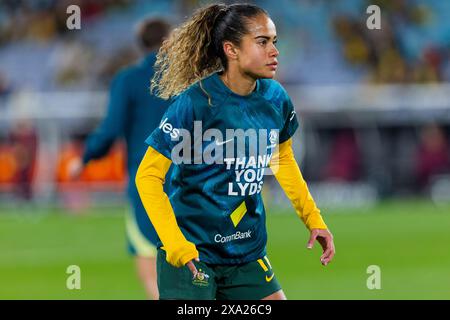 Sydney, Australia. 3 giugno 2024. Mary Fowler dell'Australia si scalda prima dell'amichevole internazionale tra Australia e Cina all'Accor Stadium il 3 giugno 2024 a Sydney, Australia Foto Stock