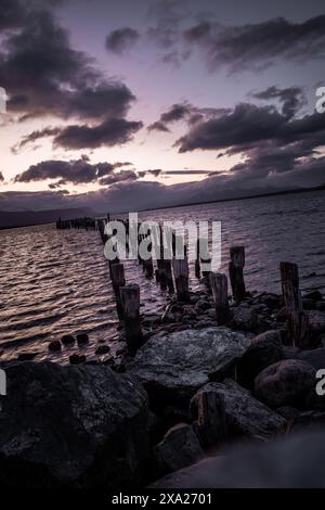 Un tramonto al molo di Braun e Blanchard a Puerto Natales, Patagonia, Cile, regione di Magallanes Foto Stock