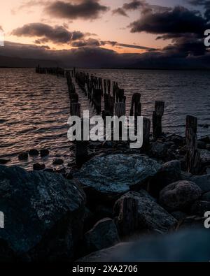 Un tramonto al molo di Braun e Blanchard a Puerto Natales, Patagonia, Cile, regione di Magallanes Foto Stock