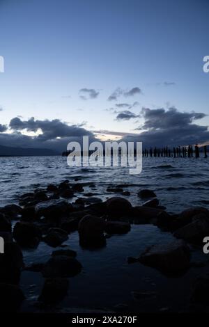 Un tramonto al molo di Braun e Blanchard a Puerto Natales, Patagonia, Cile, regione di Magallanes Foto Stock