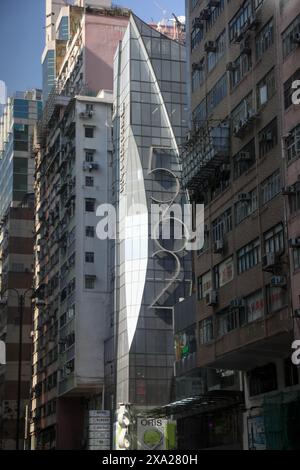 Un edificio contemporaneo che presenta elementi in vetro e metallo nel suo design esterno Foto Stock