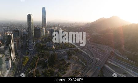 Un paesaggio urbano aereo di Santiago, Cile, catturato da un drone Foto Stock