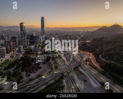 Un paesaggio urbano aereo di Santiago, Cile, catturato da un drone Foto Stock